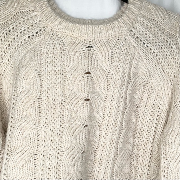 SOLDUniversal Thread Ivory Cable Knit Sweater Size Medium Excellent Condition - Picture 4 of 6